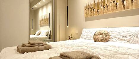 Escritorio, espacio para trabajar con laptop y wifi gratis