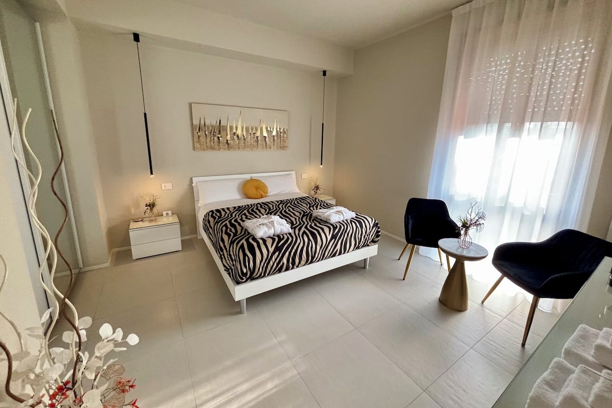 Glass room 03 | Desk, laptop workspace, free WiFi