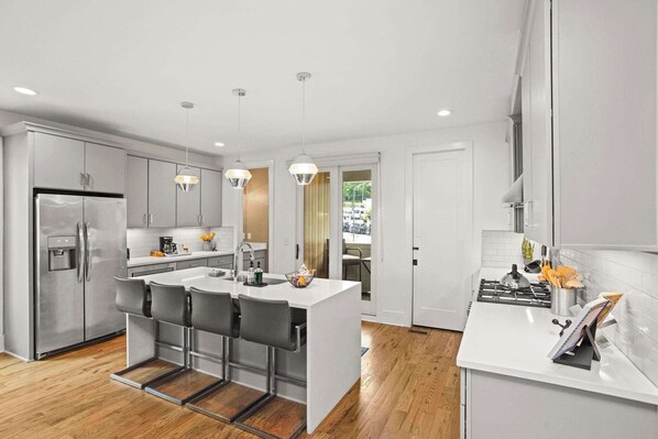 Réfrigérateur, four à micro-ondes, un four, surface de cuisson