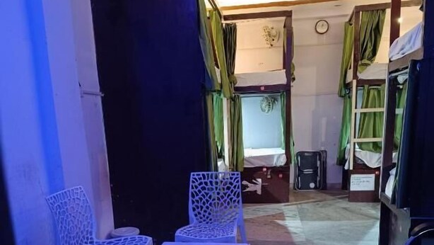 Une pièce avec des lits superposés, une table et des chaises.