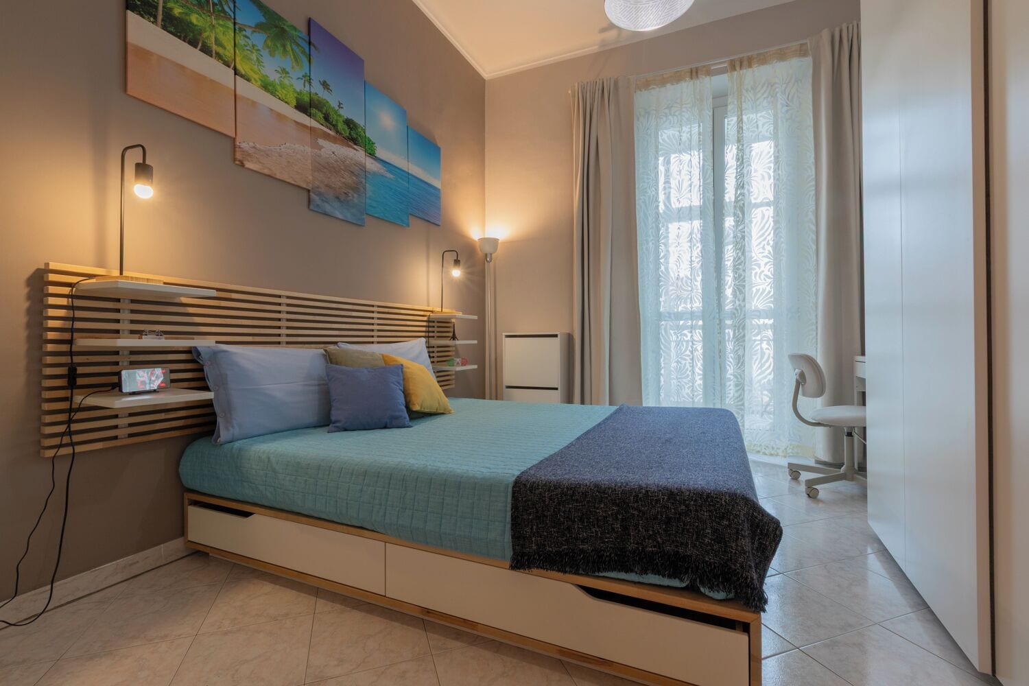 Een moderne slaapkamer met een houten bed, een bureau en een stoel.