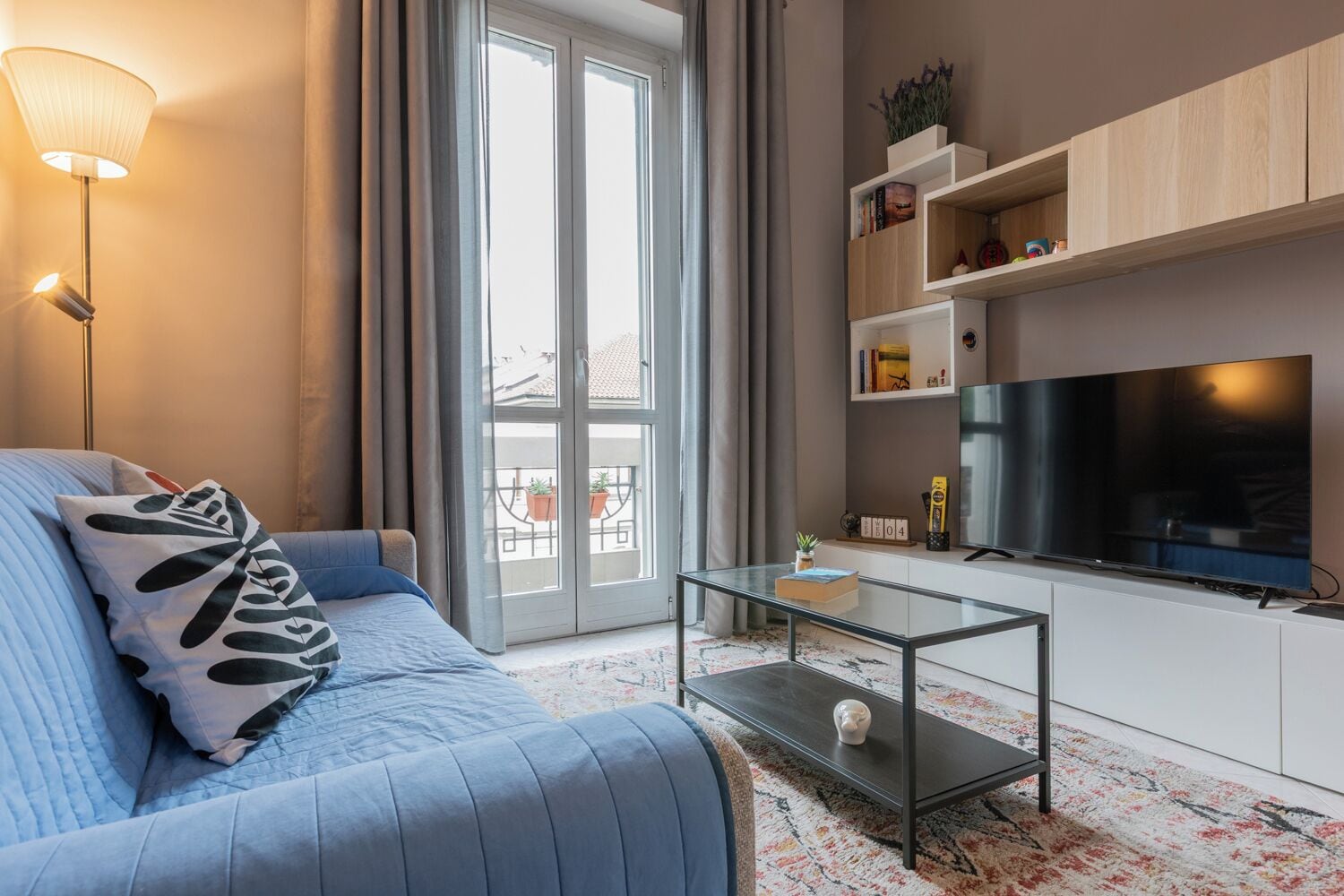 Eenvoudig appartement, balkon | Woonkamer | Een 30-inch televisie met satellietzenders