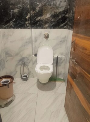 Een douche, gratis toiletartikelen, pantoffels, handdoeken