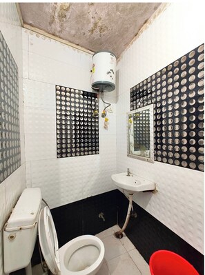 Habitación doble | Baño | Regadera, amenidades de baño gratuitas, pantuflas, toallas 