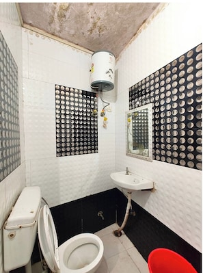 Habitación doble | Baño | Regadera, amenidades de baño gratuitas, pantuflas, toallas