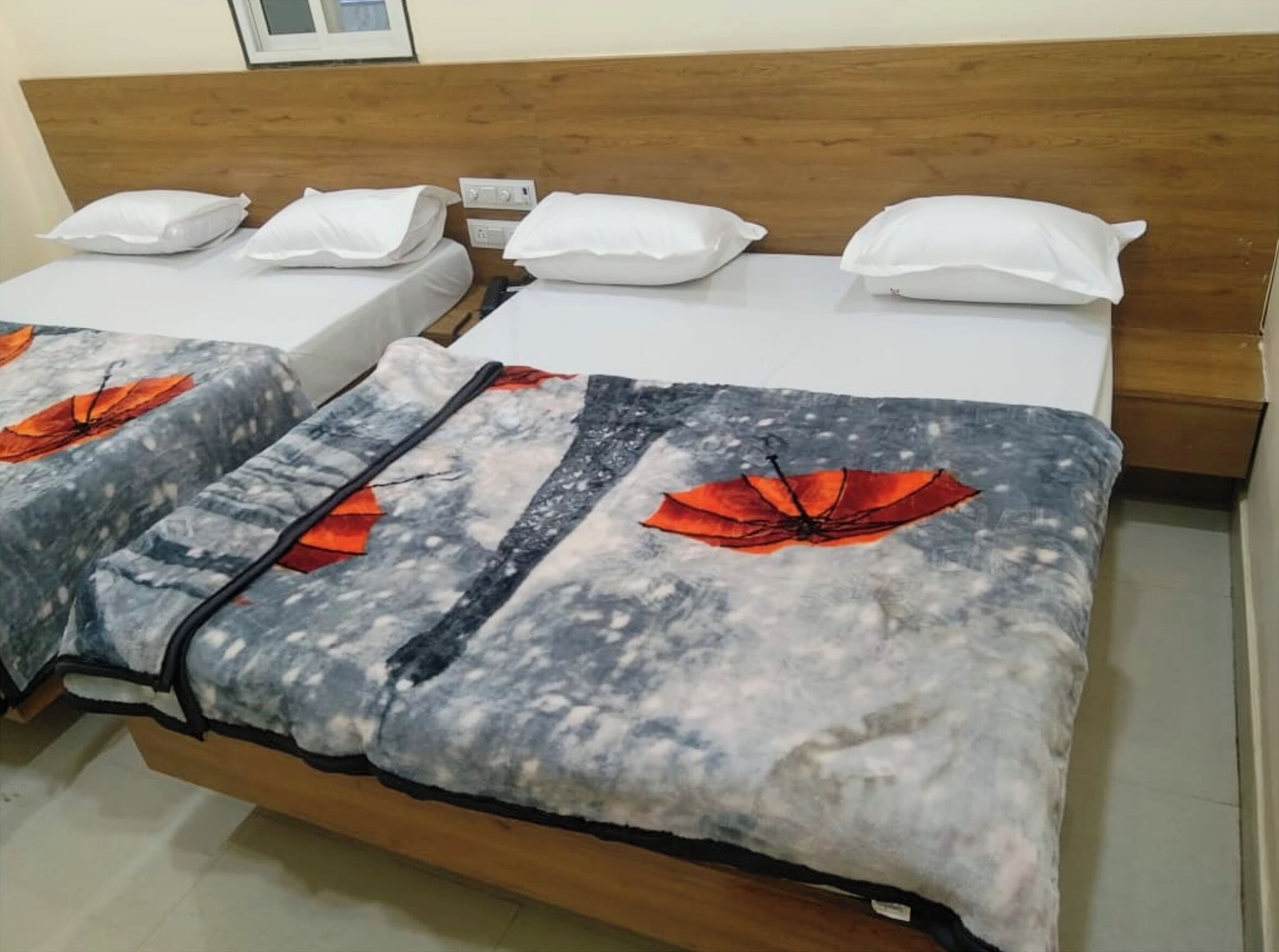 Hypo-allergenic bedding, desk, free WiFi