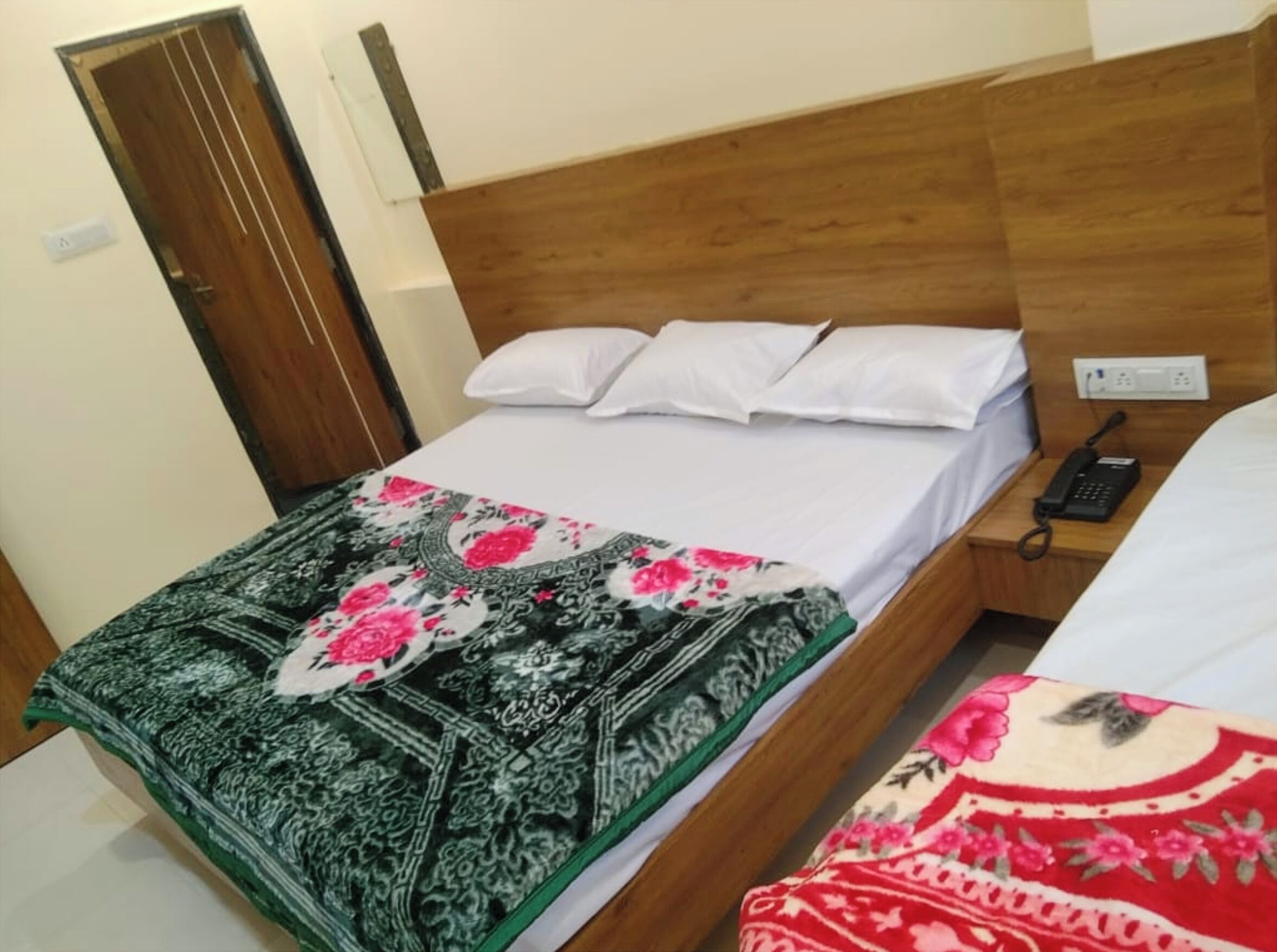 Hypo-allergenic bedding, desk, free WiFi
