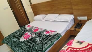 Hypo-allergenic bedding, desk, free WiFi