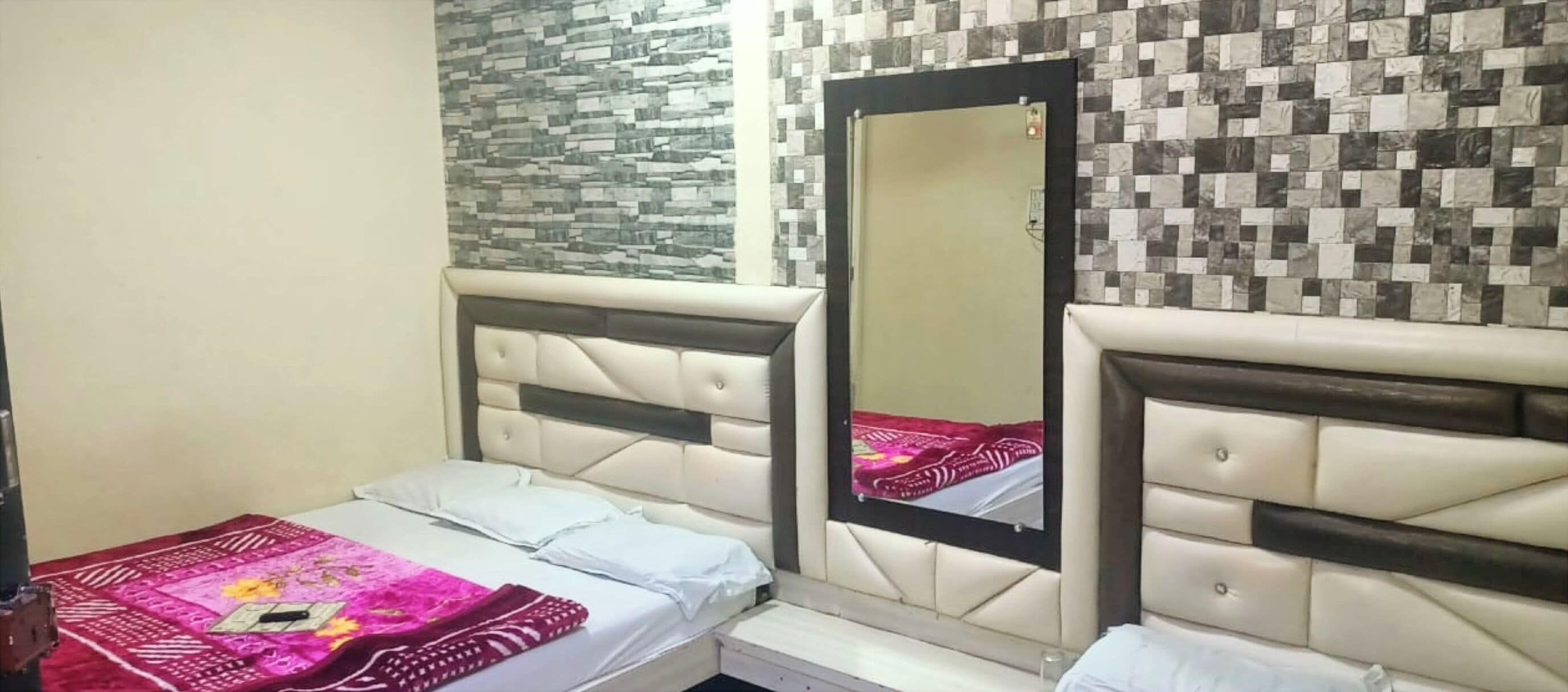 デラックス ダブルルーム | 低刺激性寝具、デスク、WiFi (無料)