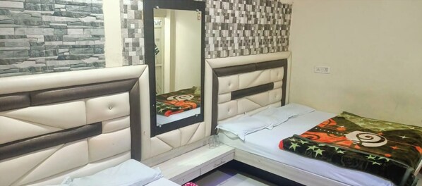 Deluxe tweepersoonskamer, airconditioning | Hypoallergeen beddengoed, een bureau, gratis wifi