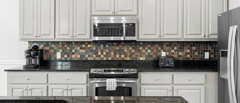 Jääkaappi, mikroaaltouuni, uuni, astianpesukone