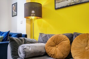 家庭獨棟房屋 | 起居區 | 42-吋智慧型電視、衛星頻道、Netflix、串流服務