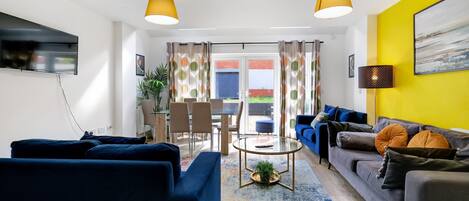 Familienhaus | Wohnbereich | 42-Zoll-Smart-TV mit Satellitenempfang, Netflix, Streaming-Dienste