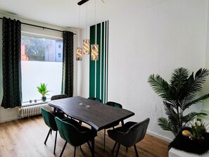 Dining - Dream&Stay - Apartment Bremen - up to 8 guests - WLAN (Bremen)