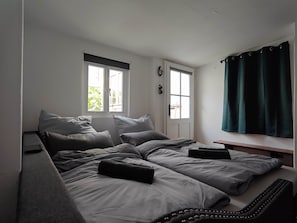 3 bedrooms, iron/ironing board, free WiFi, bed sheets