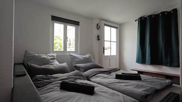 2 slaapkamers, een strijkplank/strijkijzer, gratis wifi, beddengoed