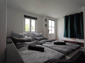 2 bedrooms, iron/ironing board, free WiFi, bed sheets