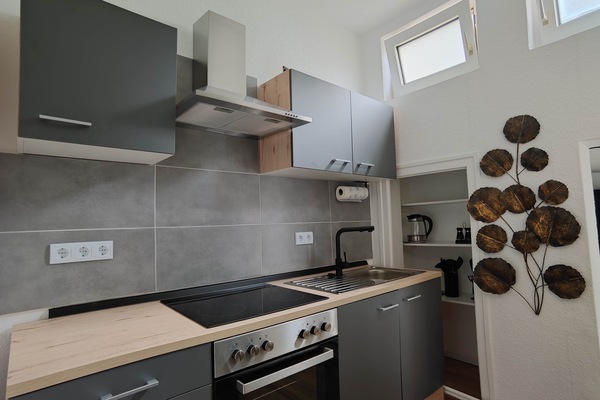 Küche mit Herd und Backofen