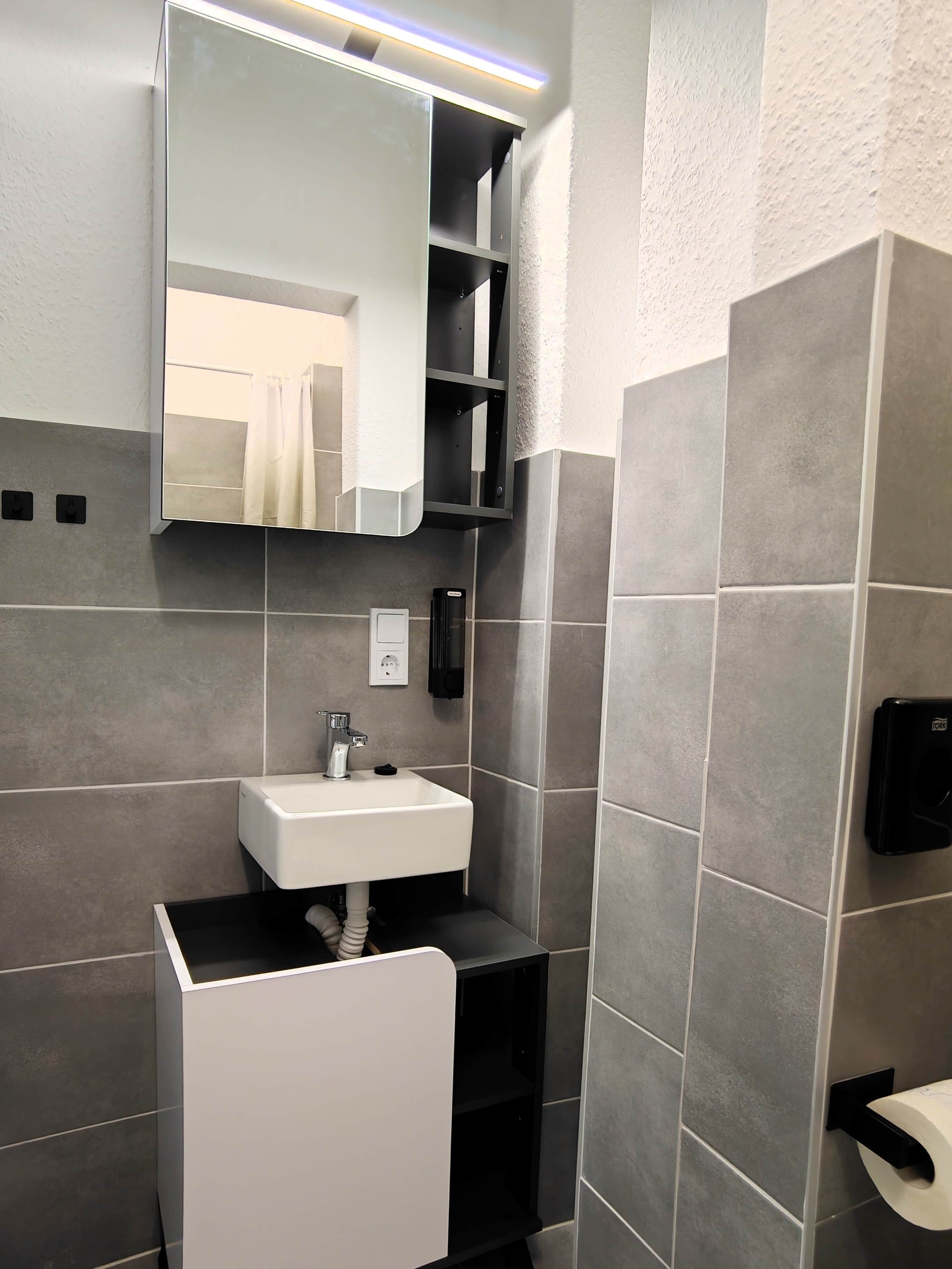 Dusche, Haartrockner, Handtücher