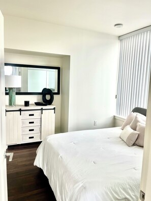 2 bedrooms, Internet, bed sheets - Beautiful Two-Bedroom Escape Ocean & City Views from Every Room (San Diego)