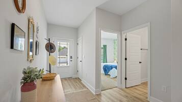 4 bedrooms, iron/ironing board, WiFi, bed sheets