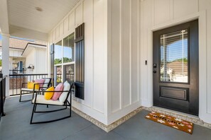 Terrace/patio - Family&Group Getaway - 4BR Tallahassee Home for 10 (Tallahassee)