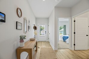 4 bedrooms, iron/ironing board, WiFi, bed sheets - Family&Group Getaway - 4BR Tallahassee Home for 10 (Tallahassee)