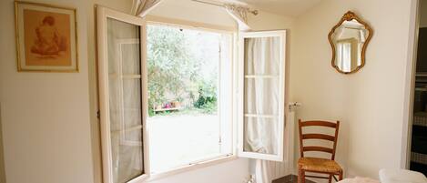 1 slaapkamer, een strijkplank/strijkijzer, gratis wifi, beddengoed