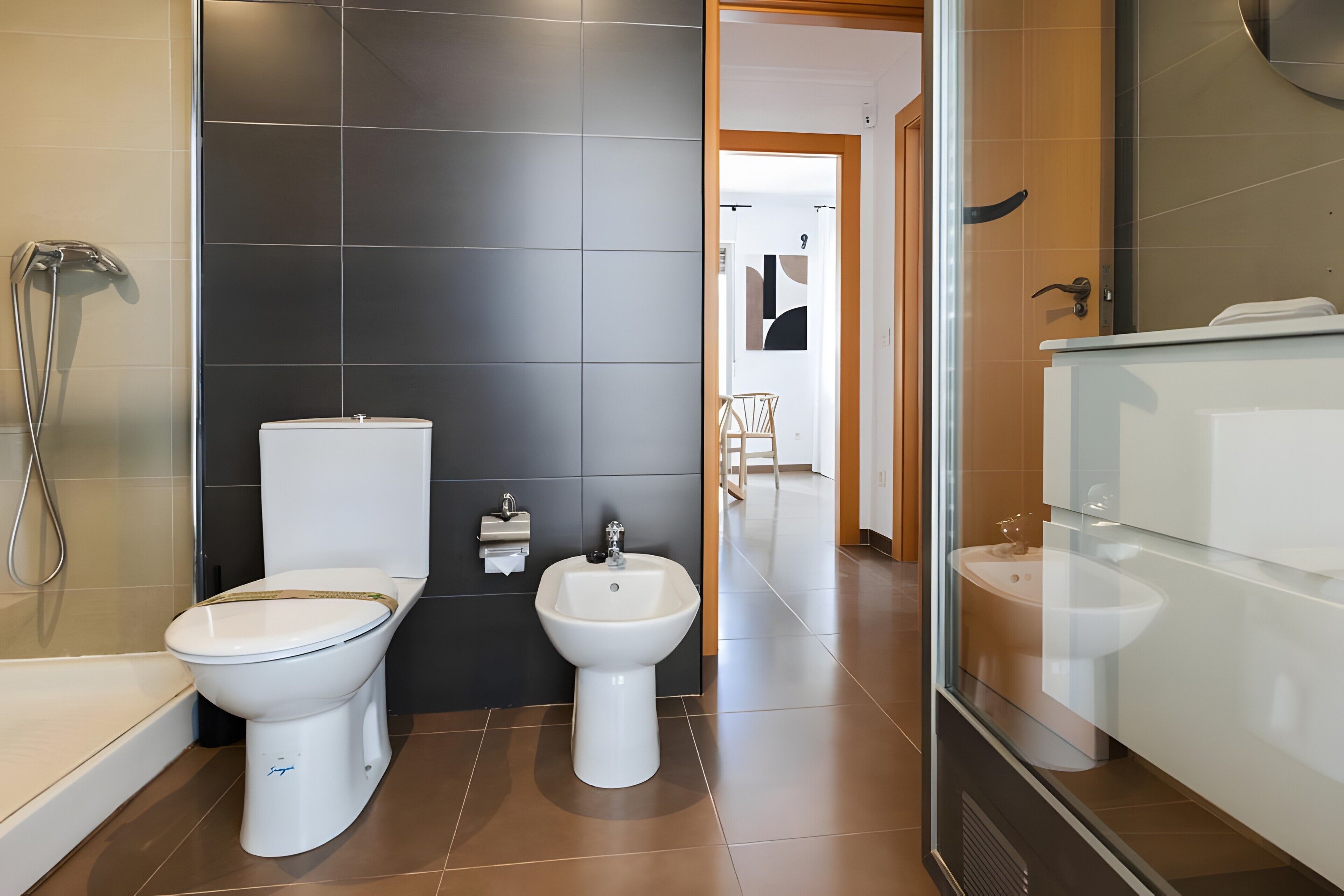 Dusj, hårføner og håndklær