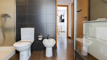 Dusj, hårføner og håndklær