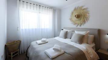 Tabla de planchar con plancha, wifi y ropa de cama