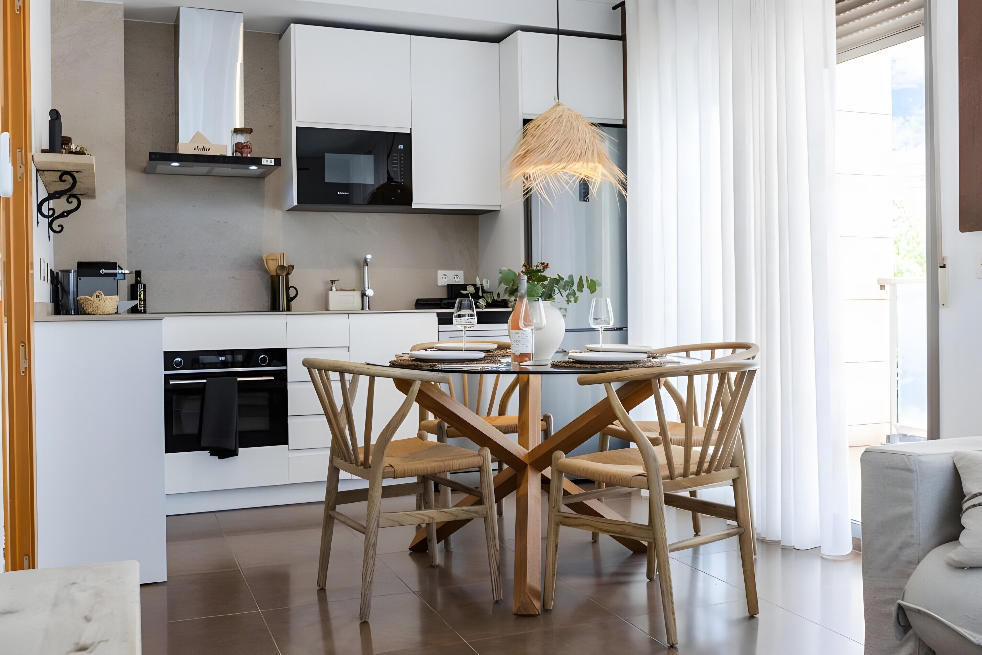 Jääkaappi, mikroaaltouuni, uuni, liesi