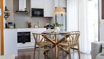 Een koelkast, een microgolfoven, een oven, een kookplaat