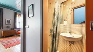 Hair dryer, bidet, towels, toilet paper