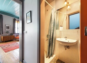 Haartrockner, Bidet, Handtücher, Toilettenpapier