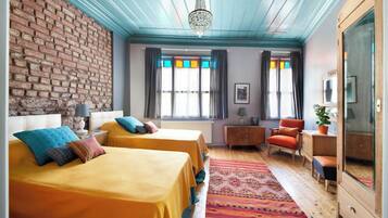 2 bedrooms, iron/ironing board, internet, bed sheets