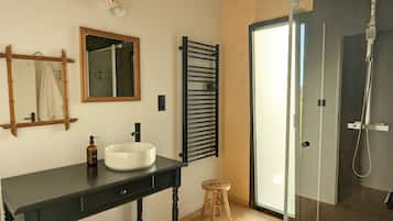 Douche, sĂšche-cheveux, serviettes fournies, savon