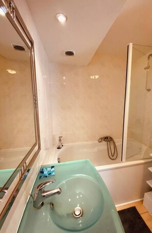 Toallas, jabón, papel de baño 