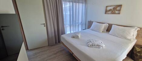 4 bedrooms, desk, iron/ironing board, free WiFi