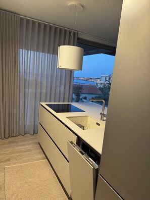 Geladeira, micro-ondas, fogão, cooktop
