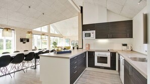 Refrigerador, horno, parrilla de estufa y cafetera y tetera 