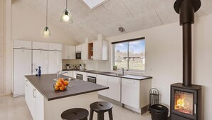 Wasserkocher mit Kaffee-/Teezubehör, Kühlschrank, Mikrowelle, Ofen