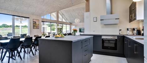 Fridge, oven, stovetop, coffee/tea maker