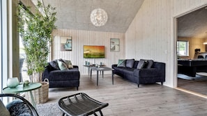 Fernseher, Kamin, Videospielkonsole, Tischfußball