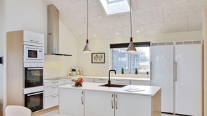 Réfrigérateur, un four, surface de cuisson, cafetière-théière