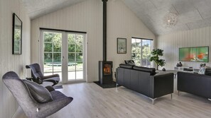 Cheminée, baby-foot, table de tennis de table