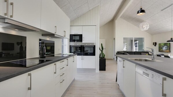 Kühlschrank, Geschirrspüler, Wasserkocher mit Kaffee-/Teezubehör