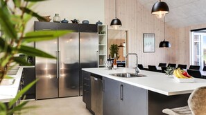 Jääkaappi, uuni, liesi, kahvin-/teenkeitin