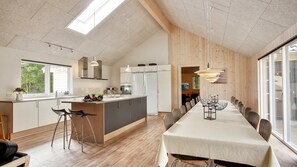 Réfrigérateur, four, plaque de cuisson, cafetière/bouilloire