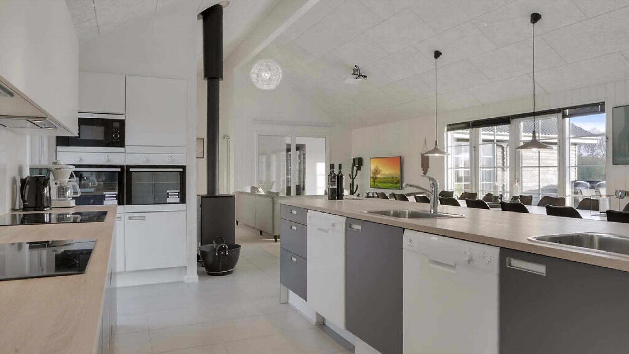 Réfrigérateur, four, plaque de cuisson, cafetière/bouilloire